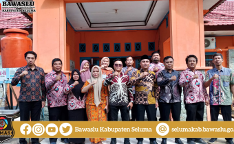 Pelaksanaan Apel Pencanangan HUT Ke-16 Bawaslu Di Sekretariat Bawaslu Kabupaten Seluma